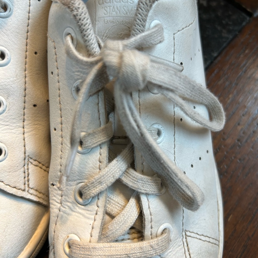 Girl’s size 1 Stan Smith white Adidas with iridescent back - Picture 4 of 14